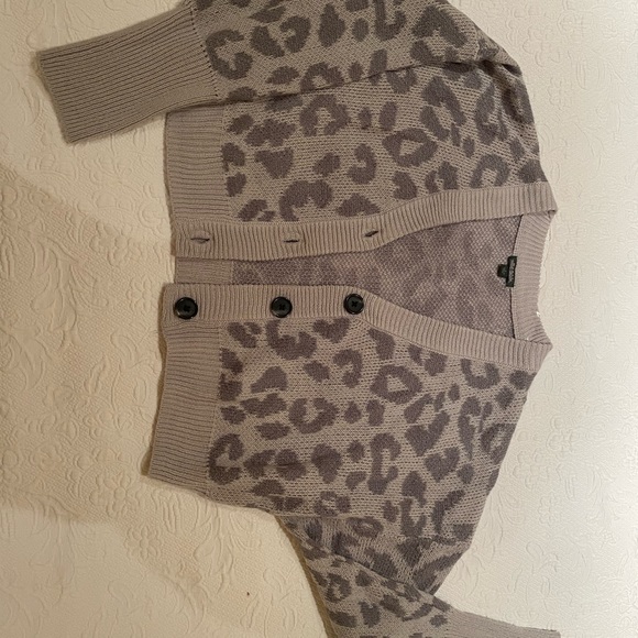Cheetah print grey sweater with buttons - Picture 2 of 5